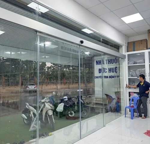 Automatic sliding doors vs automatic swing doors: Which to choose for your business?