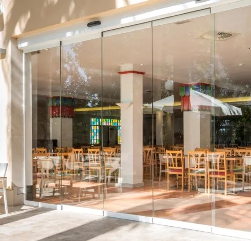 Automatic Doors in the F&B Industry: Increasing Service Speed During Peak Hours