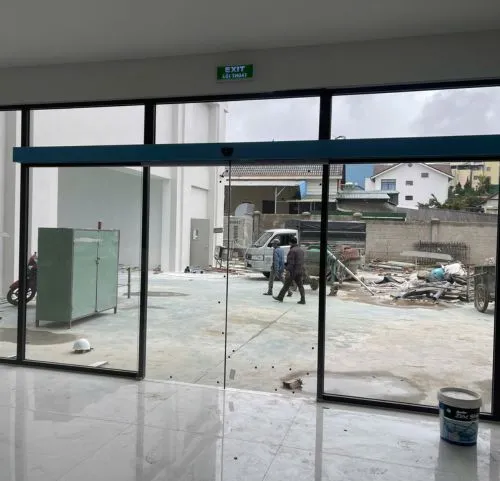 Automatic door solutions for car and motorcycle showrooms