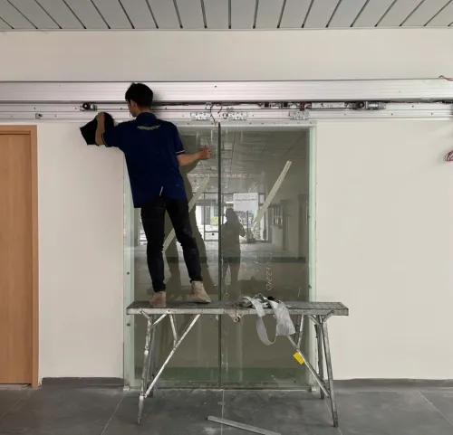 Proper automatic door cleaning guide to extend equipment lifespan