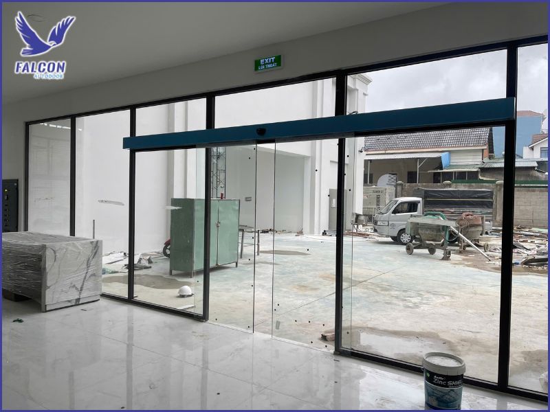 Các loại cửa tự động phù hợp cho showroom ô tô và xe máy