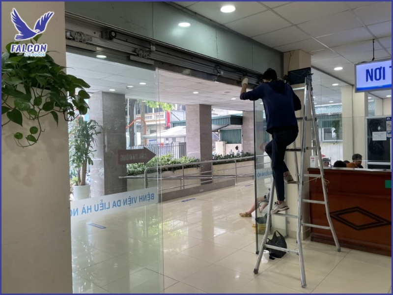 Cửa phát ra tiếng ồn, rung mạnh khi vận hành