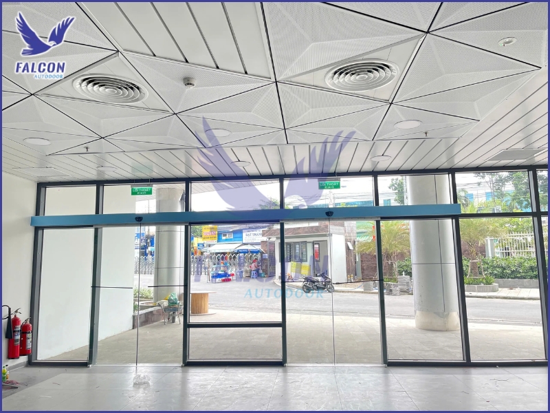 Door won’t open or close when people approach