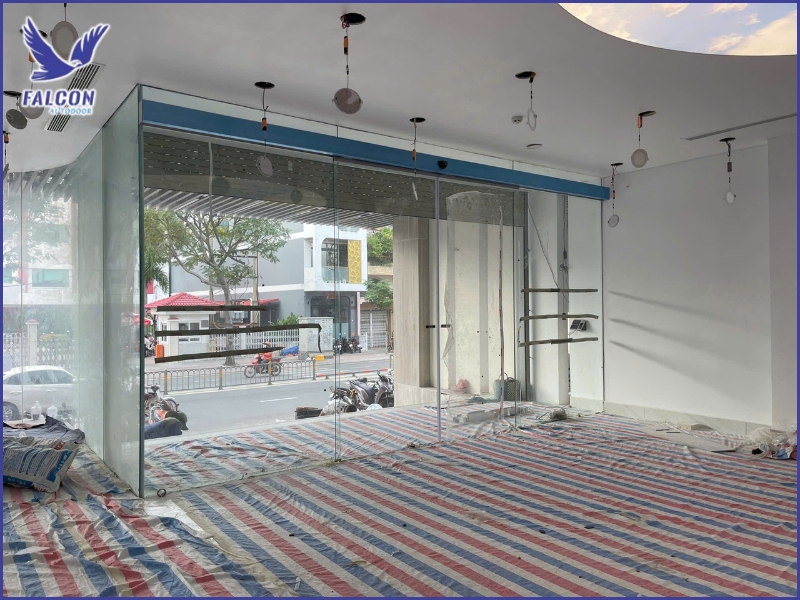 Installing automatic doors for buffet restaurants at Thuy Linh Long