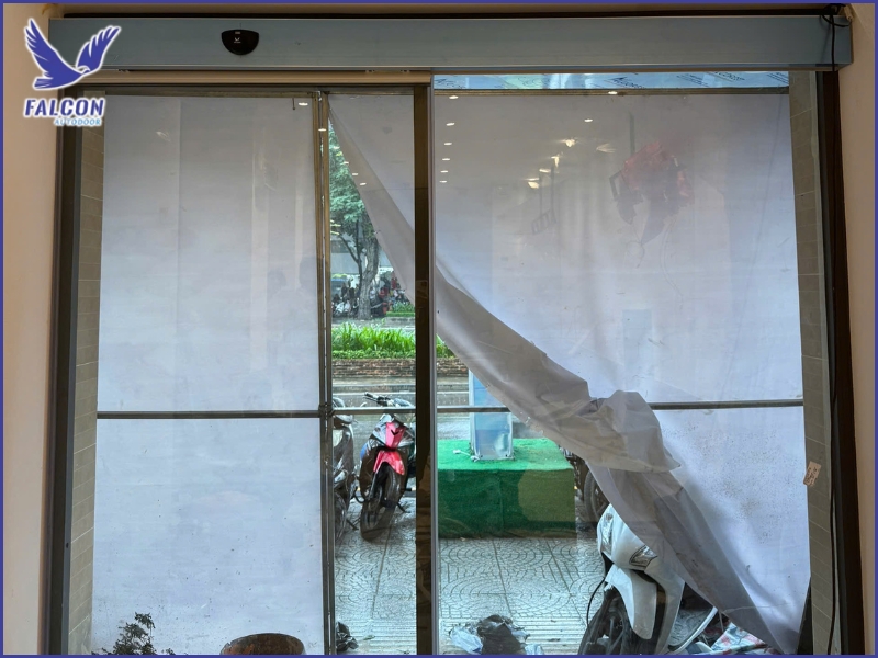 Mechanism that helps automatic doors reduce noise and save electricity