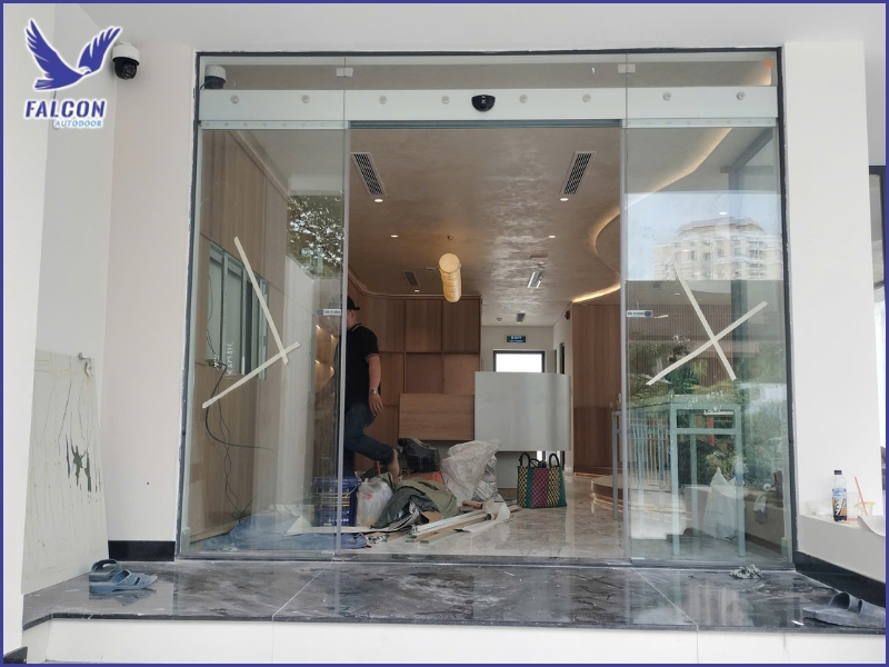 Practical benefits of installing automatic doors in beauty spaces