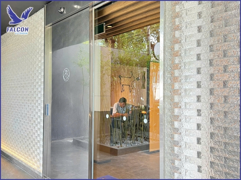 Tại sao nhà hàng nên lắp cửa tự động