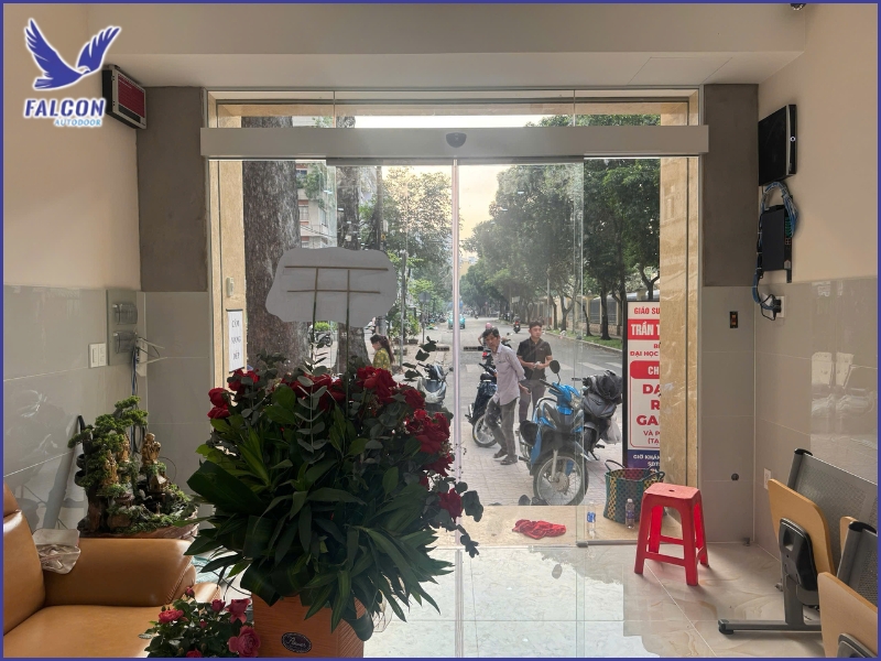 Why is it important to choose the right glass for automatic doors?